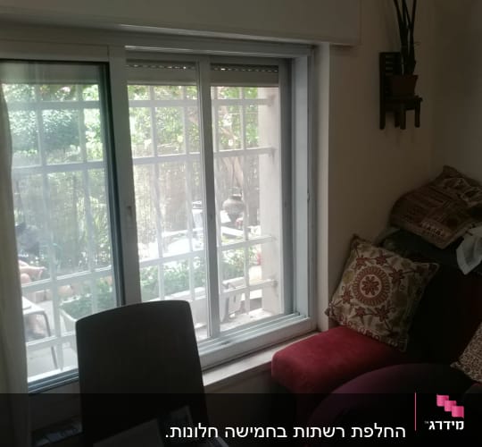 חלון אלומיניום עם מסגרת לבנה